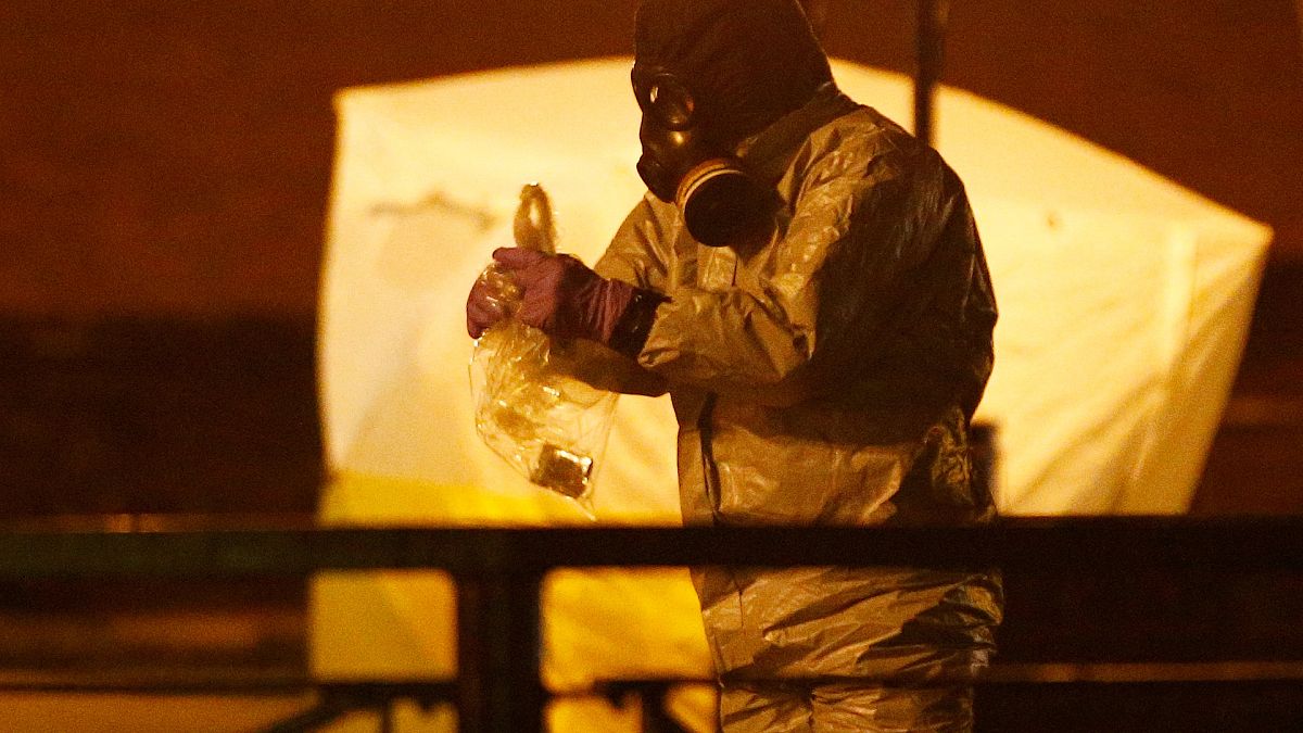 پلیس انگلیسی با لباس ویژه در محل مسمومیت سرگئی اسکریپال