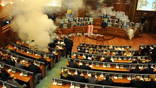 Κόσοβο: Σε πεδίο μάχης μετατράπηκε το κοινοβού`λιο