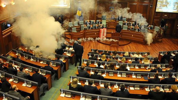 Κόσοβο: Σε πεδίο μάχης μετατράπηκε το κοινοβού`λιο Κόσοβο: Σε πεδίο μάχης μετατράπηκε το κοινοβού`λιο