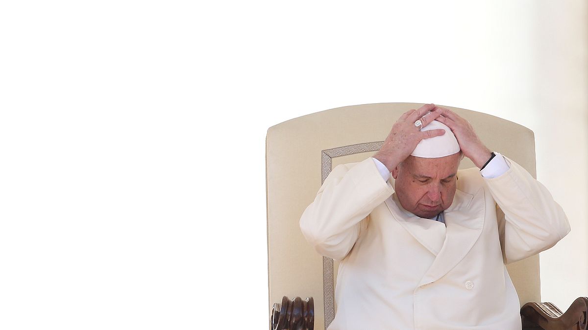 قبعة البابا في مهب الريح