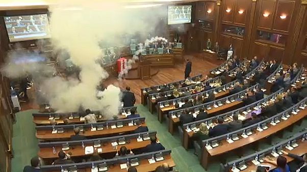 Ismét könnygázt dobtak a koszovói parlamentbe Ismét könnygázt dobtak a koszovói parlamentbe