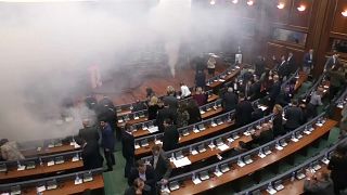 Oposição lança gás lacrimogéneo no Parlamento