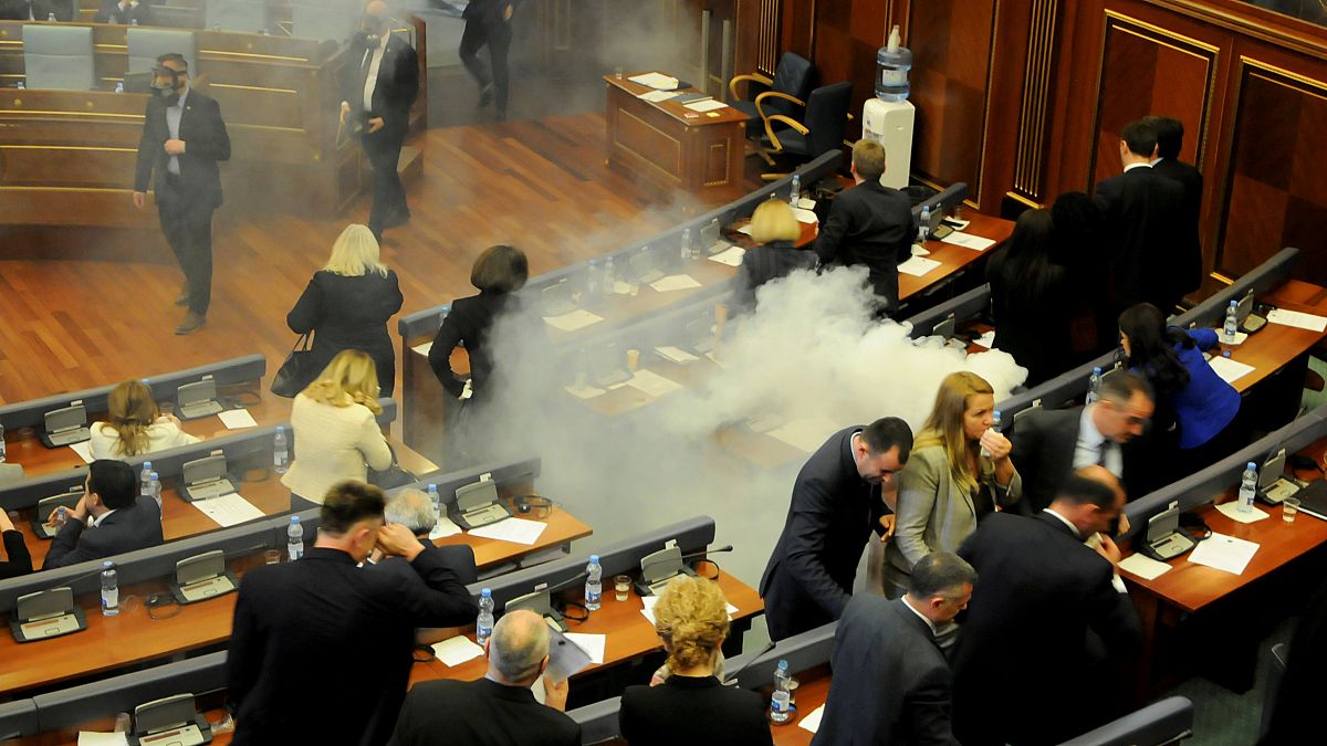 Слезоточивый газ в парламенте 
