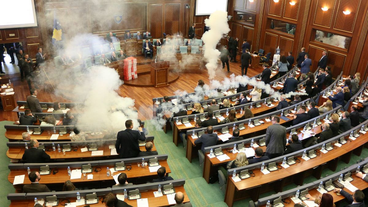 Kosova Meclisi'nde gaz bombası atıldı