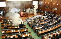 Kosova Meclisi'nde gaz bombası atıldı