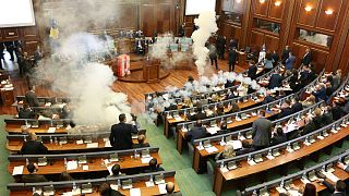 Kosova Meclisi'nde gaz bombası atıldı