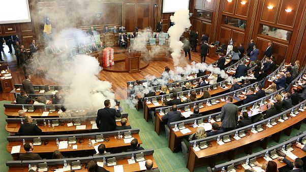 Kosova Meclisi'nde gaz bombası atıldı Kosova Meclisi'nde gaz bombası atıldı