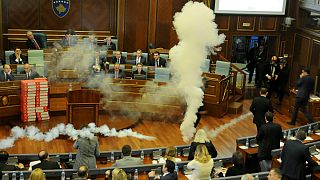  کوزوو؛ پرتاب گاز اشک‌آور توسط نمایندگان در پارلمان