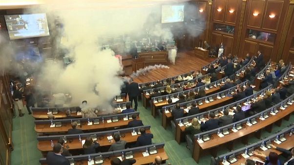 Kosovo, lancio di lacrimogeni in parlamento Kosovo, lancio di lacrimogeni in parlamento