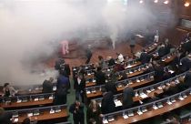 شاهد: قنابل الغاز المسيل للدموع داخل برلمان كوسوفو