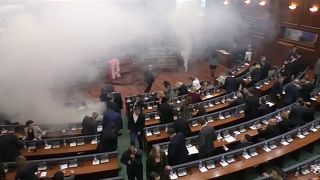 شاهد: قنابل الغاز المسيل للدموع داخل برلمان كوسوفو 
