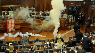 Des gaz lacrymogènes au parlement kosovar