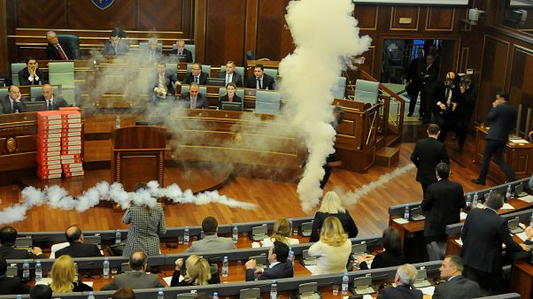 Des gaz lacrymogènes au parlement kosovar Des gaz lacrymogènes au parlement kosovar