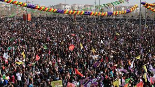 Turchia, migliaia di curdi riuniti per le celebrazioni del Newroz