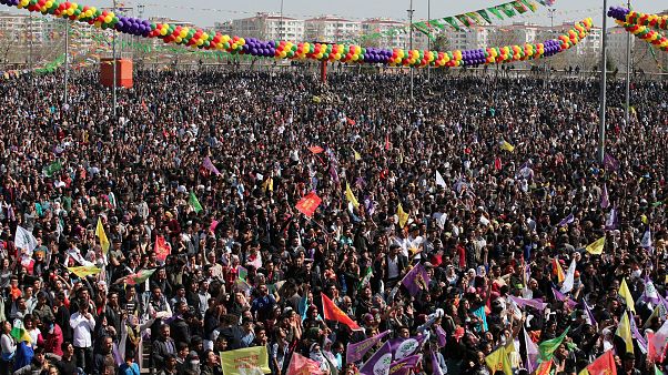 Turchia, migliaia di curdi riuniti per le celebrazioni del Newroz Turchia, migliaia di curdi riuniti per le celebrazioni del Newroz