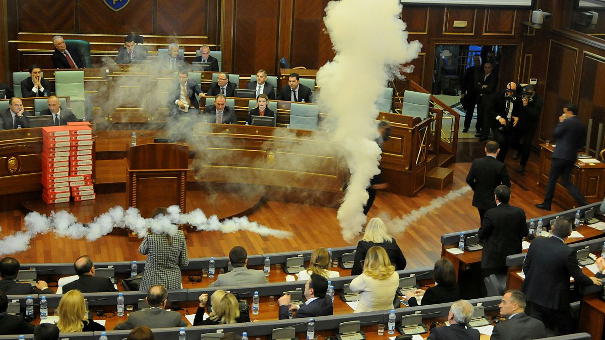 Kόσοβο: Δακρυγόνα και συλλήψεις μέσα στη βουλή