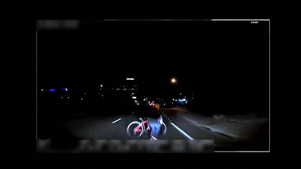 فيديو يبين حادثة دهس قاتلة لسيارة "أوبر" ذاتية الدفع فيديو يبين حادثة دهس قاتلة لسيارة "أوبر" ذاتية الدفع