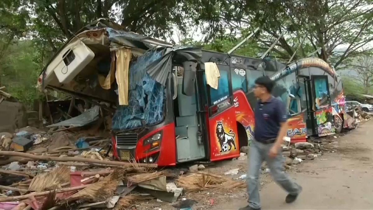 Despiste de autocarro na Tailândia faz 18 mortos