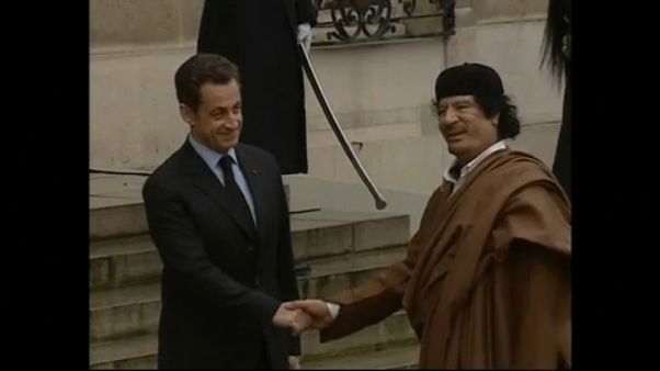 Sarkozy e o antigo líder líbio, Khadafi Sarkozy e o antigo líder líbio, Khadafi