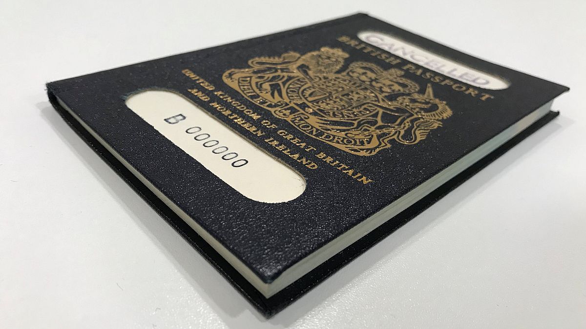 Vihar a kék brit útlevél körül