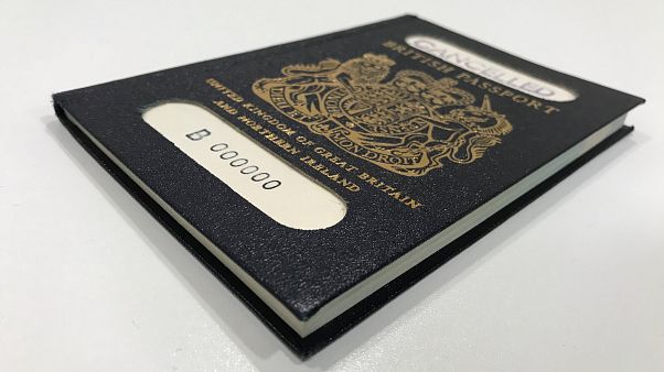 Vihar a kék brit útlevél körül Vihar a kék brit útlevél körül