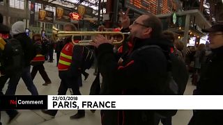 Fransa'da grev ulaşımı vurdu
