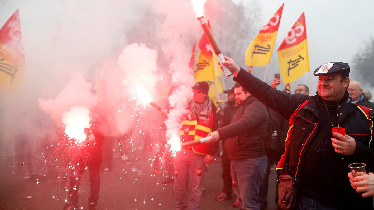 Több százezer közalkalmazott tüntetett Franciaországban 