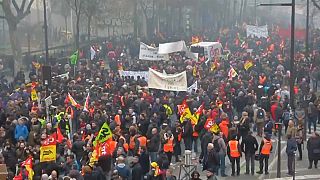 Parigi, migliaia in piazza contro i tagli al lavoro pubblico