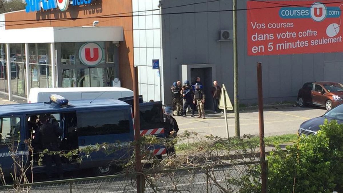 Sud della Francia: spari contro 4 poliziotti e ostaggi in un supermercato, tre vittime 