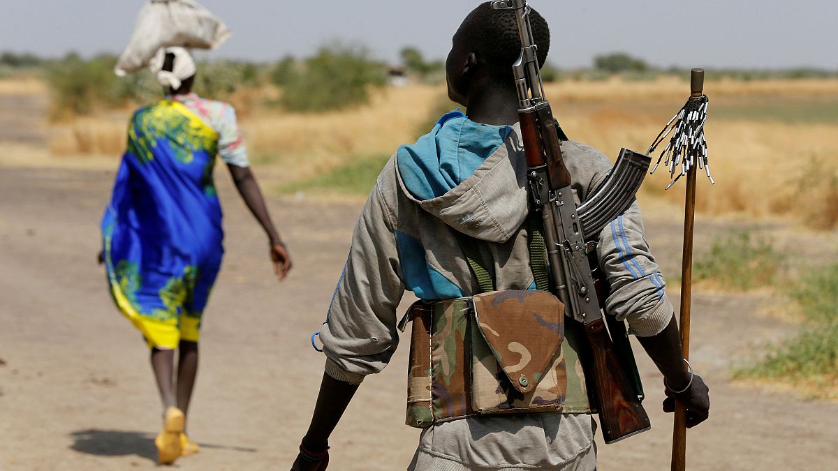Um homem armado é fotografado perto da aldeia de Nialdhiu, Sudão do Sul
