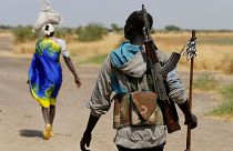 Um homem armado é fotografado perto da aldeia de Nialdhiu, Sudão do Sul