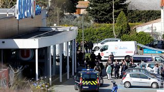 اعتقال شخص ثاني على صلة بهجوم فرنسا..  ووفاة شرطي بادل نفسه بأحد الرهائن