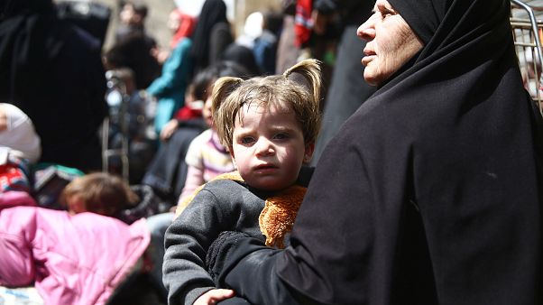 استمرار خروج المدنيين من الغوطة وأنباء عن تسوية في عربين وزملكا وجوبر وعين ترما استمرار خروج المدنيين من الغوطة وأنباء عن تسوية في عربين وزملكا وجوبر وعين ترما