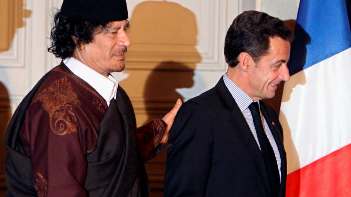 ساركوزي يقول إنه سيسحق "عصابة القذافي .. عصابة القتلة"
