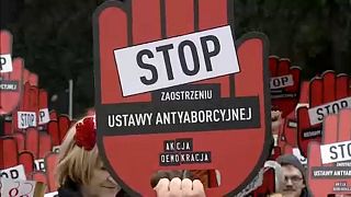 Az abortusz ellehetetlenítése ellen tüntettek Varsóban