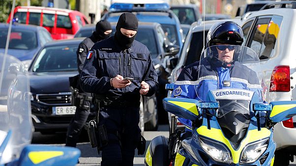 Gendarmi sulla scena della presa d'ostaggi di venerdì a Trèbes Gendarmi sulla scena della presa d'ostaggi di venerdì a Trèbes