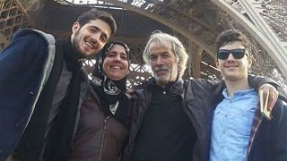 بالفيديو: قصة عائلة سورية خاطرت بحياتها لحماية صحفيين فرنسيين في الرقة