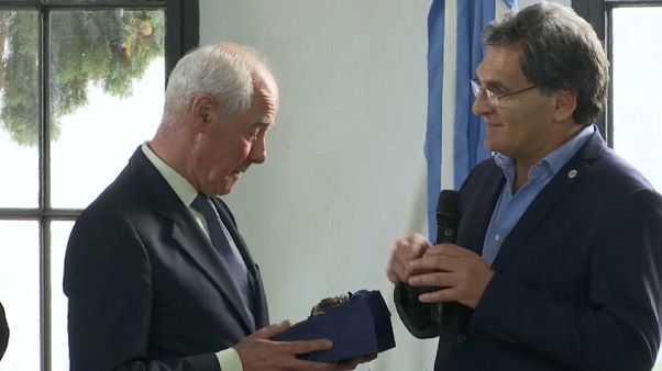 Familias argentinas rinden homenaje a un soldado británico de las Malvinas Familias argentinas rinden homenaje a un soldado británico de las Malvinas