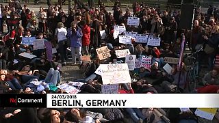  شاهد: آلاف الألمان يشاركون في مسيرات تضامنا مع "مسيرة من أجل حياتنا" الأمريكية