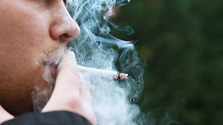 دراسة: المدخنون أكثر عرضة لفقدان السمع من غيرهم