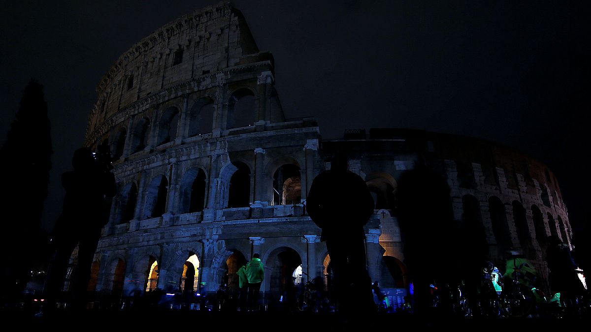 Il Colosseo al buio per "l'ora della Terra"
