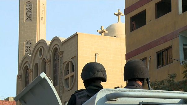 الأمن أمام كنيسة في القاهرة الأمن أمام كنيسة في القاهرة