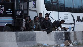 Des rebelles attendent d'être évacués de la Ghouta orientale
