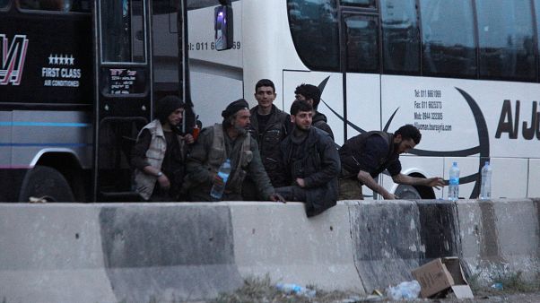 Des rebelles attendent d'être évacués de la Ghouta orientale Des rebelles attendent d'être évacués de la Ghouta orientale