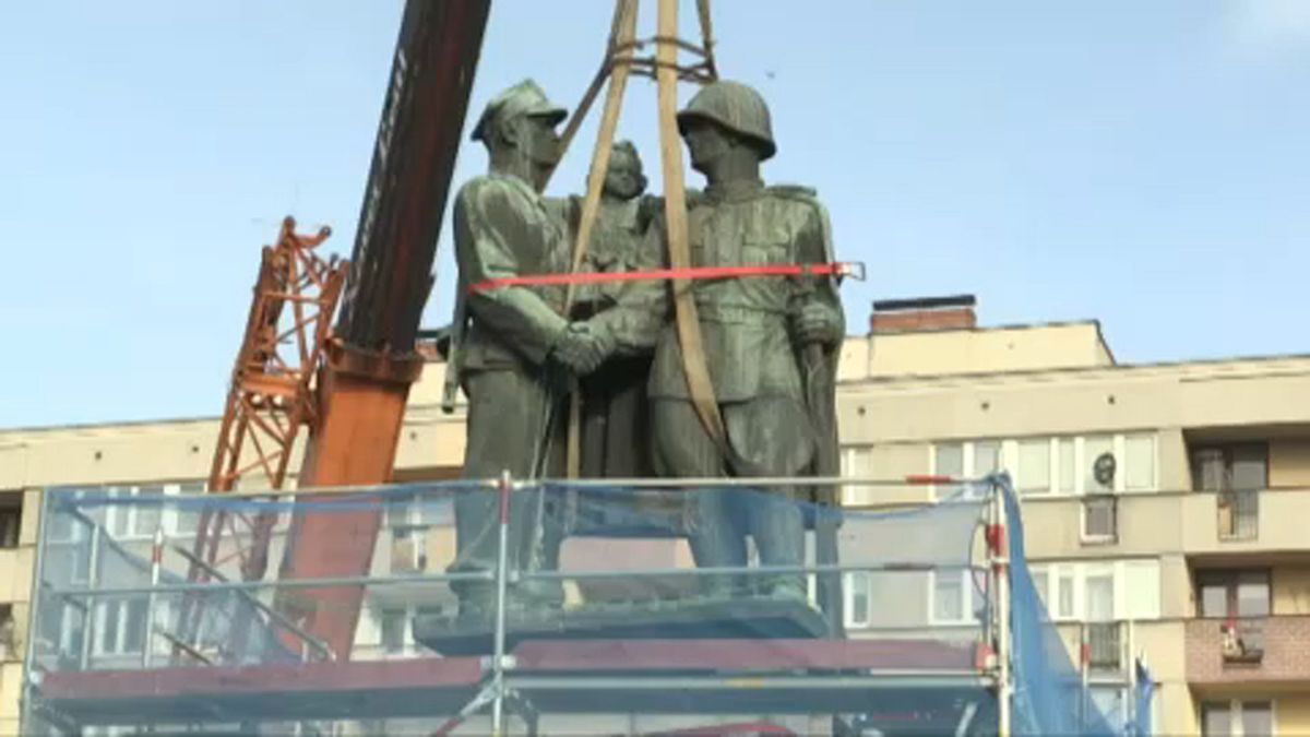 Elbontottak egy szovjet emlékművet Lengyelországban