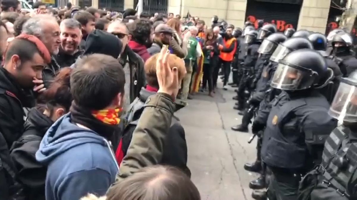 Arresto Puigdemont: scontri e feriti a Barcellona, tre arresti