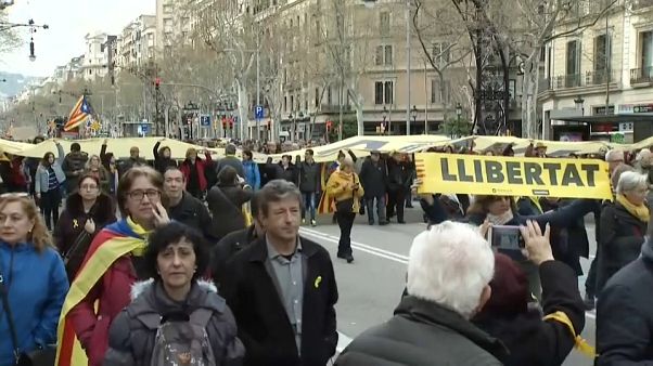 Miles de personas salen a las calles catalanas tras la detención de Puigdemont Miles de personas salen a las calles catalanas tras la detención de Puigdemont