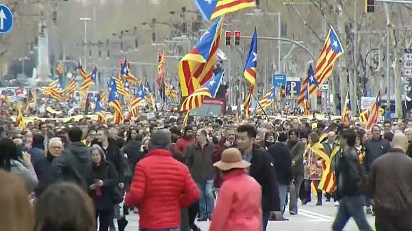 Katalanlar Puigdemont'a destek için sokağa çıktı Katalanlar Puigdemont'a destek için sokağa çıktı