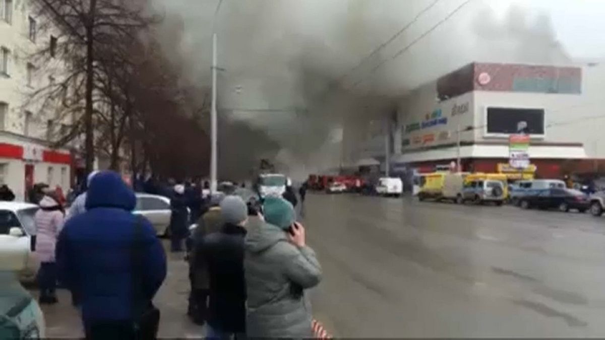 Incendio in un centro commerciale, strage in Siberia