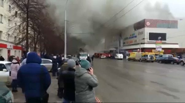 Incendio in un centro commerciale, strage in Siberia Incendio in un centro commerciale, strage in Siberia